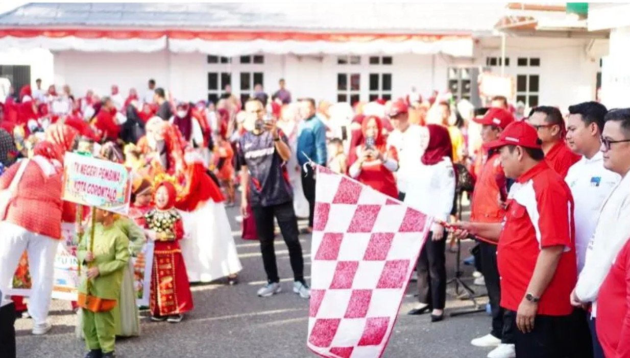 Penjabat Sekretaris Daerah (Sekda) Kota Gorontalo, Nuryanto, mewakili Wali Kota Gorontalo membuka Karnaval Budaya dan Lomba Gerak Jalan Tingkat Kota Gorontalo, Rabu, 12 Agustus 2026. (Foto: Humas)