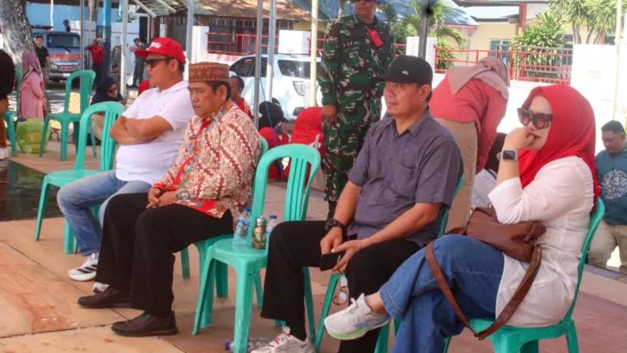 Penjabat Sekretaris Daerah Kota Gorontalo Nuryanto, didampingi Asisten I Setda Iskandar Moerad, memantau langsung persiapan sekaligus gladi bersih di Lapangan 11 Maret, Kelurahan Buladu, Kecamatan Kota Barat. (Foto: Humas)
