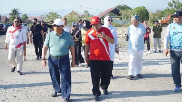Wali Kota Gorontalo, Adhan Dambea. Peninjauan dilakukan untuk memastikan pengosongan lahan berjalan lancar sekaligus melihat kesiapan lokasi sebelum proyek memasuki tahap konstruksi. (Foto: Humas)