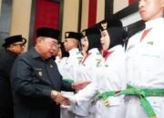 Sebanyak 40 anggota Pasukan Pengibar Bendera Pusaka (Paskibraka) Kota Gorontalo resmi dikukuhkan oleh Wali Kota Gorontalo Adhan Dambea di Bandhayo Lo Yiladia, Sabtu, 15 Agustus 2026. (Foto: Humas)