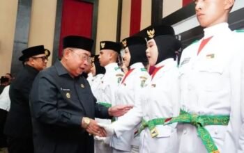 Sebanyak 40 anggota Pasukan Pengibar Bendera Pusaka (Paskibraka) Kota Gorontalo resmi dikukuhkan oleh Wali Kota Gorontalo Adhan Dambea di Bandhayo Lo Yiladia, Sabtu, 15 Agustus 2026. (Foto: Humas)