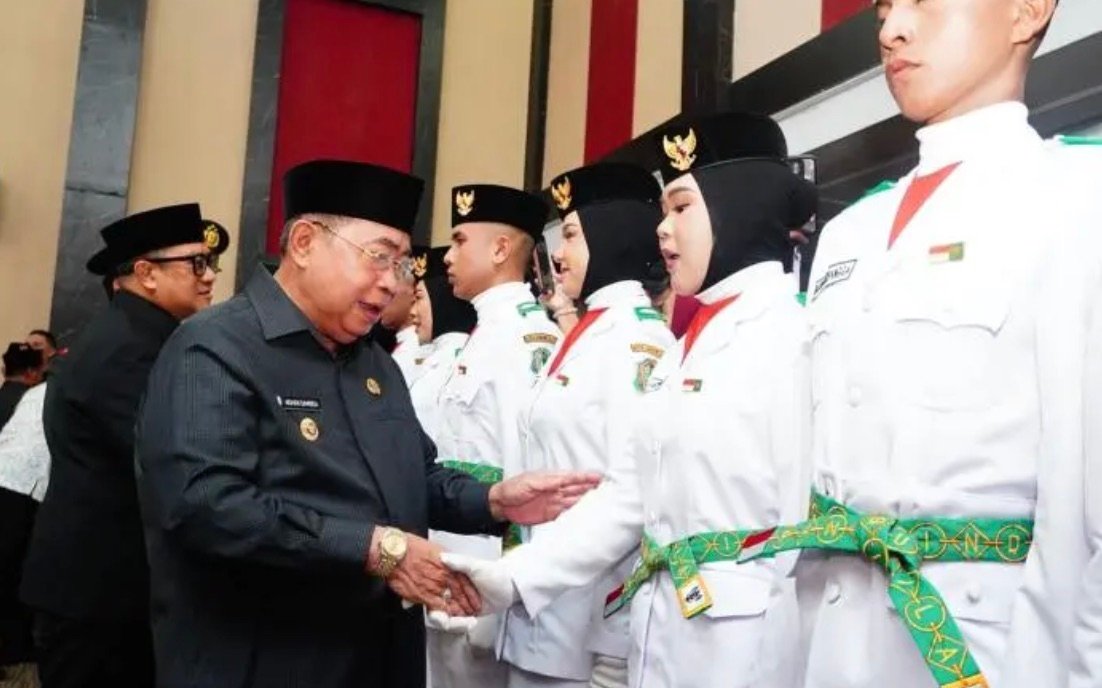 Sebanyak 40 anggota Pasukan Pengibar Bendera Pusaka (Paskibraka) Kota Gorontalo resmi dikukuhkan oleh Wali Kota Gorontalo Adhan Dambea di Bandhayo Lo Yiladia, Sabtu, 15 Agustus 2026. (Foto: Humas)