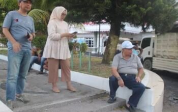 Wali Kota Gorontalo Adhan Dambea meninjau pekerjaan tersebut bersama Kepala Dinas Pekerjaan Umum dan Penataan Ruang (PUPR) Kota Gorontalo Meidy Novieta Silangen, Sabtu, 15 Agustus 2026. (Foto: Humas)
