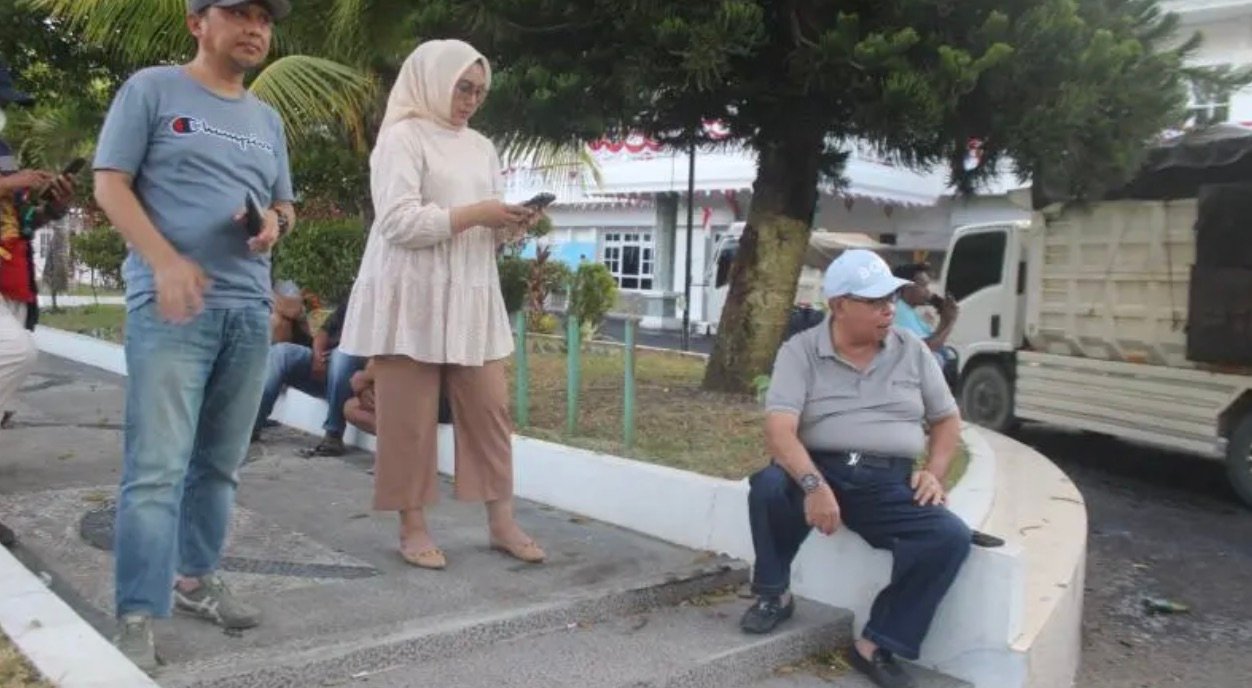 Wali Kota Gorontalo Adhan Dambea meninjau pekerjaan tersebut bersama Kepala Dinas Pekerjaan Umum dan Penataan Ruang (PUPR) Kota Gorontalo Meidy Novieta Silangen, Sabtu, 15 Agustus 2026. (Foto: Humas)