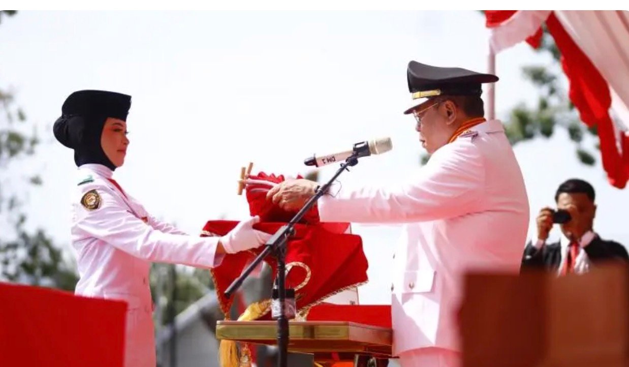 Wali Kota Gorontalo Adhan Dambea memimpin upacara peringatan HUT ke-81 Kemerdekaan Republik Indonesia di Lapangan 11 Maret, Kelurahan Buladu, Kecamatan Kota Barat, Senin, 17 Agustus 2026. (Foto: Humas)