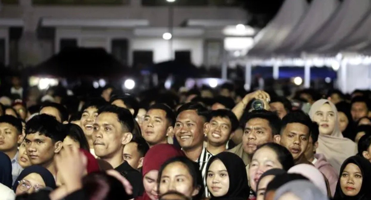 Ribuan warga memadati Lapangan Taruna Remaja, Kota Gorontalo, Senin malam, 17 Agustus 2026. (Foto: Humas)