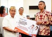 Pemerintah Kota Gorontalo memberikan apresiasi kepada anggota Pasukan Pengibar Bendera Pusaka (Paskibraka) yang telah menjalankan tugas dalam upacara peringatan HUT ke-81 Kemerdekaan Republik Indonesia. (Foto: Humas)