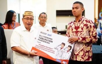 Pemerintah Kota Gorontalo memberikan apresiasi kepada anggota Pasukan Pengibar Bendera Pusaka (Paskibraka) yang telah menjalankan tugas dalam upacara peringatan HUT ke-81 Kemerdekaan Republik Indonesia. (Foto: Humas)
