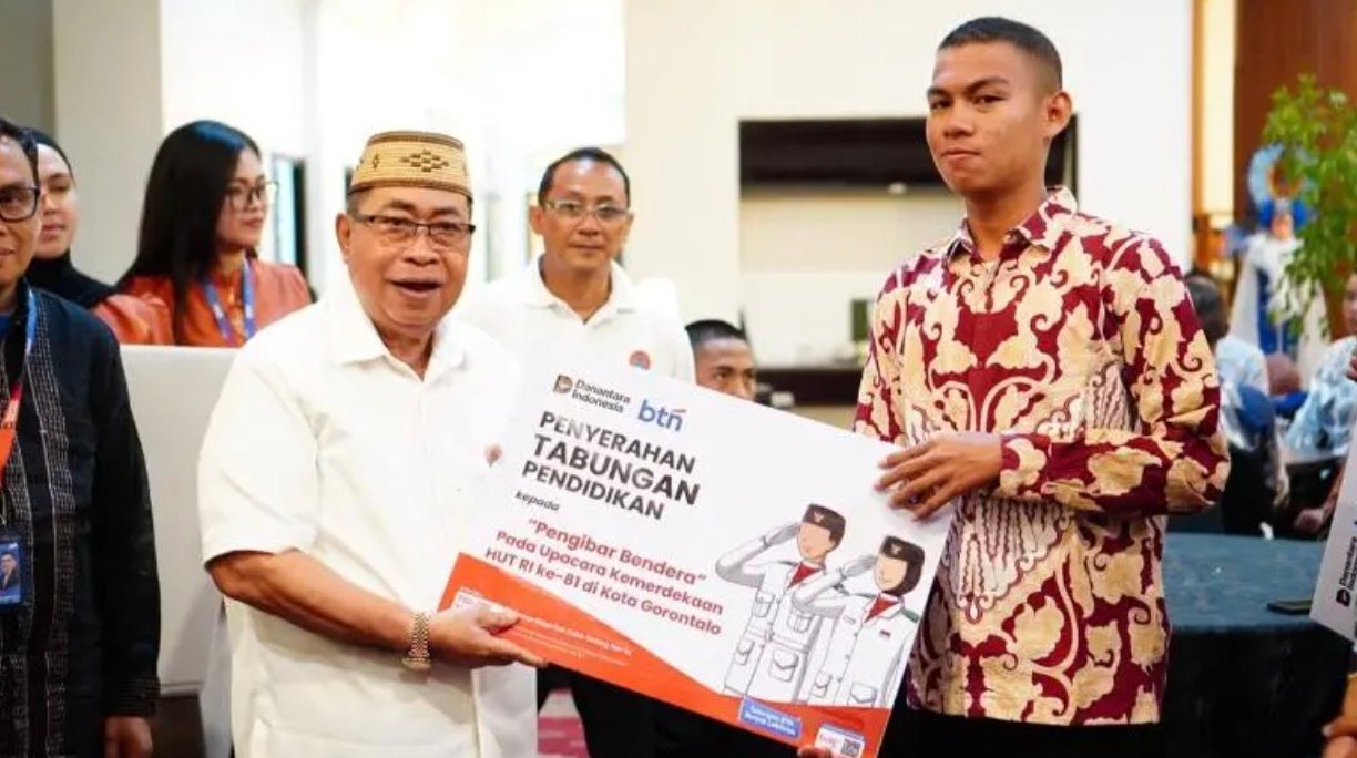 Pemerintah Kota Gorontalo memberikan apresiasi kepada anggota Pasukan Pengibar Bendera Pusaka (Paskibraka) yang telah menjalankan tugas dalam upacara peringatan HUT ke-81 Kemerdekaan Republik Indonesia. (Foto: Humas)