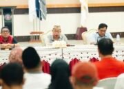Wali Kota Gorontalo Adhan Dambea saat memimpin apat koordinasi dan evaluasi bersama jajaran pejabat Pemerintah Kota Gorontalo di Aula Bhandayo Lo Yiladia (BLY), Ahad, 23 Agustus 2026. (Foto: Humas)