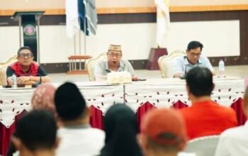 Wali Kota Gorontalo Adhan Dambea saat memimpin apat koordinasi dan evaluasi bersama jajaran pejabat Pemerintah Kota Gorontalo di Aula Bhandayo Lo Yiladia (BLY), Ahad, 23 Agustus 2026. (Foto: Humas)