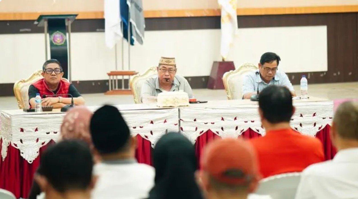 Wali Kota Gorontalo Adhan Dambea saat memimpin apat koordinasi dan evaluasi bersama jajaran pejabat Pemerintah Kota Gorontalo di Aula Bhandayo Lo Yiladia (BLY), Ahad, 23 Agustus 2026. (Foto: Humas)