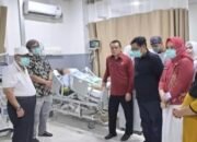 Keprihatinan terhadap kasus kekerasan dalam rumah tangga ditunjukkan Wali Kota Gorontalo Adhan Dambea saat menemui SM di tempat perawatannya pada Kamis, 26 Agustus 2026. (Foto: Numas)