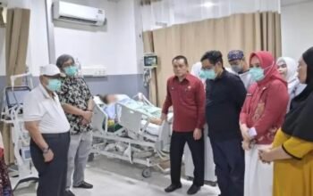 Keprihatinan terhadap kasus kekerasan dalam rumah tangga ditunjukkan Wali Kota Gorontalo Adhan Dambea saat menemui SM di tempat perawatannya pada Kamis, 26 Agustus 2026. (Foto: Numas)