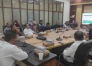 Rapat Koordinasi Perdana Tim Pelaksanaan Percepatan Pembangunan Infrastruktur Jalan Tulabolo–Pinogu dipimpin Sekretaris Daerah Bone Bolango, Iwan Mustapa, di Ruang Rapat Sekda, Kamis (30/7/2026). Rapat membahas langkah strategis percepatan pembangunan akses menuju Kecamatan Pinogu melalui penguatan koordinasi dengan pemerintah pusat. (Foto: Diskominfo Bone Bolango)/Hibata.id