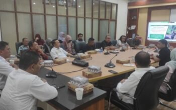 Rapat Koordinasi Perdana Tim Pelaksanaan Percepatan Pembangunan Infrastruktur Jalan Tulabolo–Pinogu dipimpin Sekretaris Daerah Bone Bolango, Iwan Mustapa, di Ruang Rapat Sekda, Kamis (30/7/2026). Rapat membahas langkah strategis percepatan pembangunan akses menuju Kecamatan Pinogu melalui penguatan koordinasi dengan pemerintah pusat. (Foto: Diskominfo Bone Bolango)/Hibata.id