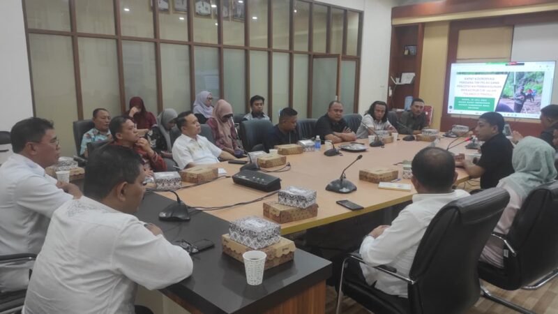 Rapat Koordinasi Perdana Tim Pelaksanaan Percepatan Pembangunan Infrastruktur Jalan Tulabolo–Pinogu dipimpin Sekretaris Daerah Bone Bolango, Iwan Mustapa, di Ruang Rapat Sekda, Kamis (30/7/2026). Rapat membahas langkah strategis percepatan pembangunan akses menuju Kecamatan Pinogu melalui penguatan koordinasi dengan pemerintah pusat. (Foto: Diskominfo Bone Bolango)/Hibata.id