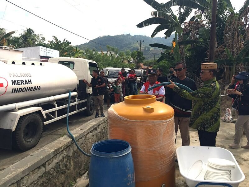 Bupati Bone Bolango Salurkan Air Bersih ke Warga Terdampak Kekeringan, Distribusi Capai 150 Ribu Liter/Hibata.id
