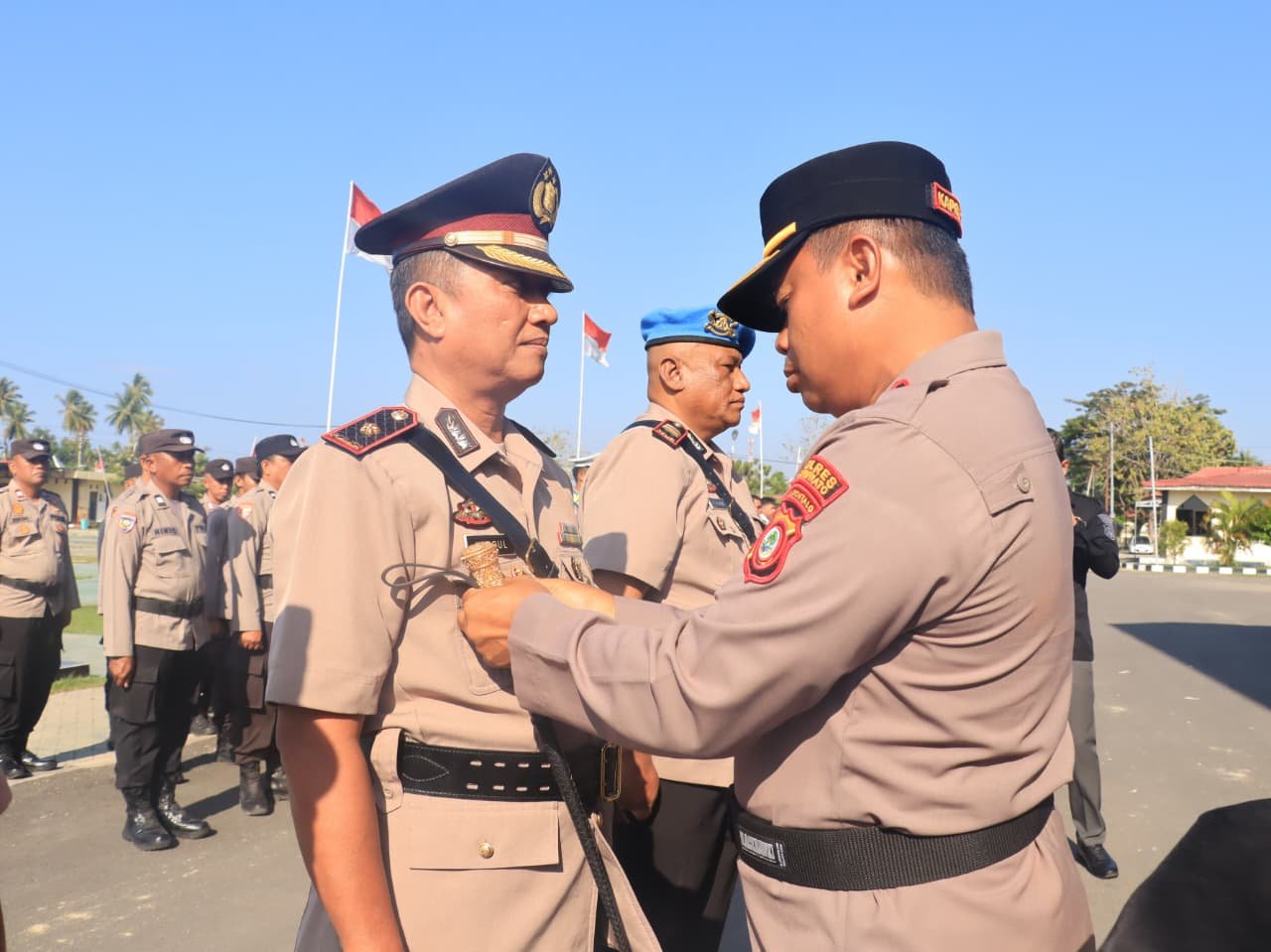 Wakil Kepala Kepolisian Resor (Wakapolres) Pohuwato resmi berganti. Kompol Nasrul dipercaya mengemban tugas sebagai Wakapolres Pohuwato, menggantikan Kompol Heny M. Rahaju, dalam upacara serah terima jabatan yang digelar di Mapolres Pohuwato, Sabtu (1/8/2026). (Foto: Humas)