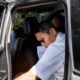 Mantan Penjabat Gubernur Gorontalo, Hamka Hendra Noer, memasuki mobil di sekitar Kantor Kejaksaan Tinggi Gorontalo, Senin (3/8/2026). Foto: Randa/Hibata.id
