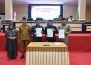 Bupati Boalemo Rum Pagau menyerahkan dokumen Rancangan Perubahan Kebijakan Umum Anggaran (KUA) dan Rancangan Perubahan Prioritas dan Plafon Anggaran Sementara (PPAS) APBD Tahun Anggaran 2026 kepada Ketua DPRD Kabupaten Boalemo, Karyawan Eka Putra Noho, usai Rapat Paripurna ke-48 DPRD di ruang sidang DPRD Kabupaten Boalemo, Senin (3/8/2026)/Hibata.id