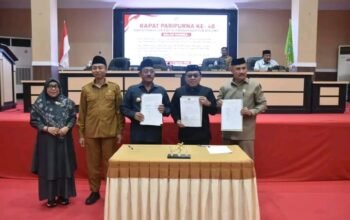 Bupati Boalemo Rum Pagau menyerahkan dokumen Rancangan Perubahan Kebijakan Umum Anggaran (KUA) dan Rancangan Perubahan Prioritas dan Plafon Anggaran Sementara (PPAS) APBD Tahun Anggaran 2026 kepada Ketua DPRD Kabupaten Boalemo, Karyawan Eka Putra Noho, usai Rapat Paripurna ke-48 DPRD di ruang sidang DPRD Kabupaten Boalemo, Senin (3/8/2026)/Hibata.id