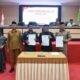 Bupati Boalemo Rum Pagau menyerahkan dokumen Rancangan Perubahan Kebijakan Umum Anggaran (KUA) dan Rancangan Perubahan Prioritas dan Plafon Anggaran Sementara (PPAS) APBD Tahun Anggaran 2026 kepada Ketua DPRD Kabupaten Boalemo, Karyawan Eka Putra Noho, usai Rapat Paripurna ke-48 DPRD di ruang sidang DPRD Kabupaten Boalemo, Senin (3/8/2026)/Hibata.id