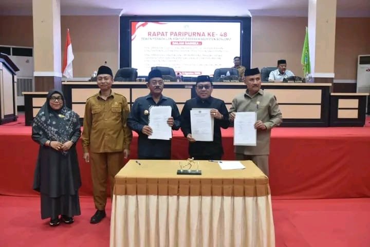 Bupati Boalemo Rum Pagau menyerahkan dokumen Rancangan Perubahan Kebijakan Umum Anggaran (KUA) dan Rancangan Perubahan Prioritas dan Plafon Anggaran Sementara (PPAS) APBD Tahun Anggaran 2026 kepada Ketua DPRD Kabupaten Boalemo, Karyawan Eka Putra Noho, usai Rapat Paripurna ke-48 DPRD di ruang sidang DPRD Kabupaten Boalemo, Senin (3/8/2026)/Hibata.id