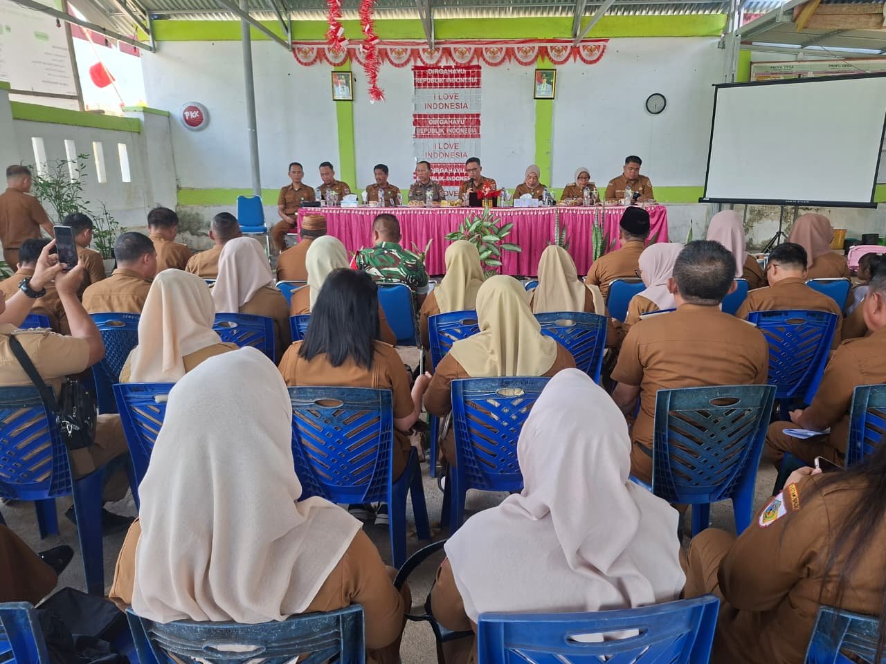 Pemerintah Kota Kotamobagu memperkuat koordinasi lintas pemerintahan hingga tingkat desa dan kelurahan melalui rapat koordinasi yang melibatkan seluruh camat, sangadi, lurah, Babinsa, serta sejumlah organisasi perangkat daerah (OPD). (Foto: Humas)