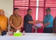Perwakilan Direktorat Jenderal Perikanan Tangkap KKP menyerahkan lokasi pekerjaan pembangunan Kampung Nelayan Merah Putih kepada kontraktor pelaksana di Kecamatan Mawasangka, Kabupaten Buton Tengah, Selasa (4/8/2026)/Hibata.id