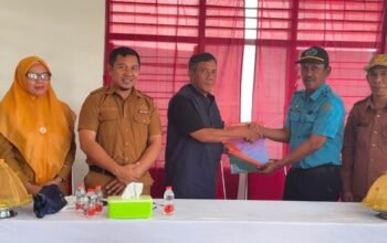 Perwakilan Direktorat Jenderal Perikanan Tangkap KKP menyerahkan lokasi pekerjaan pembangunan Kampung Nelayan Merah Putih kepada kontraktor pelaksana di Kecamatan Mawasangka, Kabupaten Buton Tengah, Selasa (4/8/2026)/Hibata.id