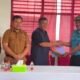 Perwakilan Direktorat Jenderal Perikanan Tangkap KKP menyerahkan lokasi pekerjaan pembangunan Kampung Nelayan Merah Putih kepada kontraktor pelaksana di Kecamatan Mawasangka, Kabupaten Buton Tengah, Selasa (4/8/2026)/Hibata.id