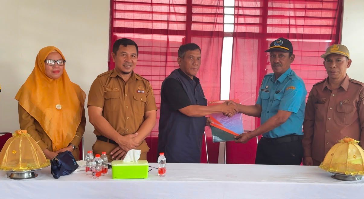 Perwakilan Direktorat Jenderal Perikanan Tangkap KKP menyerahkan lokasi pekerjaan pembangunan Kampung Nelayan Merah Putih kepada kontraktor pelaksana di Kecamatan Mawasangka, Kabupaten Buton Tengah, Selasa (4/8/2026)/Hibata.id