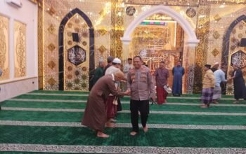 Kapolres Pohuwato AKBP Busroni menggelar Subuh Keliling di Masjid Al Mujahidin Marisa dan mengajak masyarakat memperkuat sinergi menjaga keamanan/Hibata.id