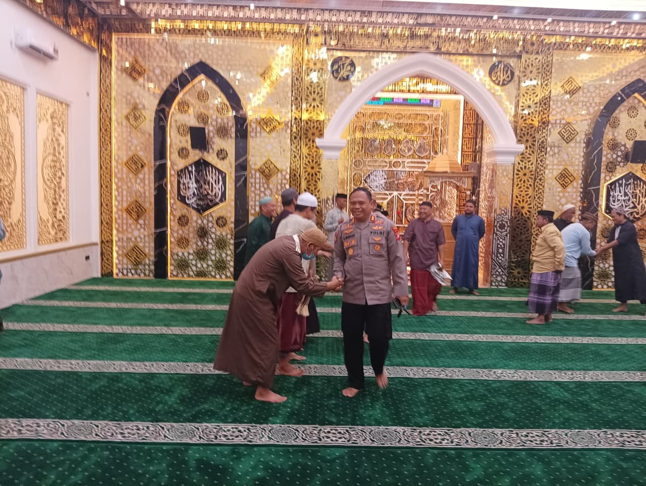 Kapolres Pohuwato AKBP Busroni menggelar Subuh Keliling di Masjid Al Mujahidin Marisa dan mengajak masyarakat memperkuat sinergi menjaga keamanan/Hibata.id
