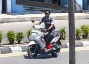 Terduga pelaku terekam kamera CCTV saat membawa sepeda motor milik korban sebelum dilaporkan ke Polres Pohuwato.