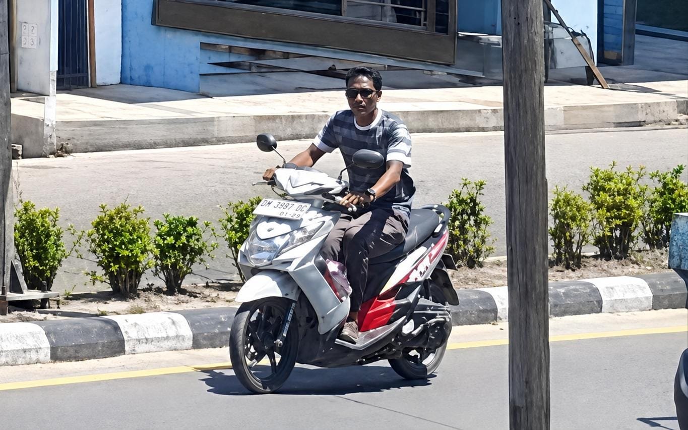 Terduga pelaku terekam kamera CCTV saat membawa sepeda motor milik korban sebelum dilaporkan ke Polres Pohuwato.