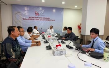 Bupati Boalemo Drs. Rum Pagau (kanan) berdiskusi dengan Kepala OJK Provinsi Sulawesi Utara, Gorontalo terkait penguatan inklusi keuangan dan pengembangan ekonomi lokal di Kabupaten Boalemo, Rabu (5/8/2026)/Hibata.id