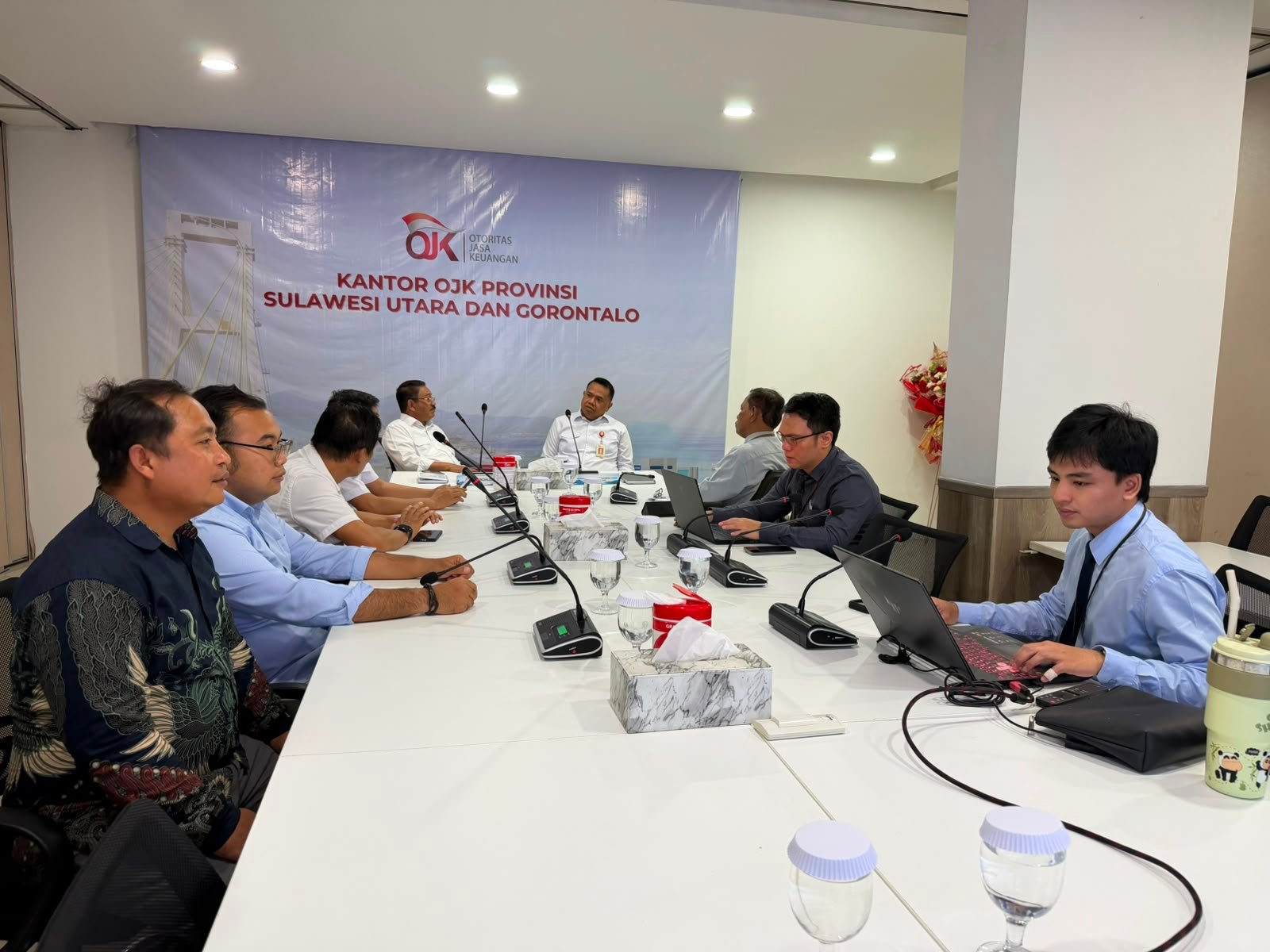 Bupati Boalemo Drs. Rum Pagau (kanan) berdiskusi dengan Kepala OJK Provinsi Sulawesi Utara, Gorontalo terkait penguatan inklusi keuangan dan pengembangan ekonomi lokal di Kabupaten Boalemo, Rabu (5/8/2026)/Hibata.id