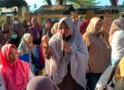 Seorang penerima bantuan UMKM menyampaikan protes kepada panitia setelah bantuan yang dijadwalkan disalurkan belum dapat diterima, Kamis (6/8/2026)/Hibata.id