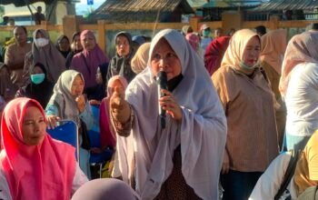 Seorang penerima bantuan UMKM menyampaikan protes kepada panitia setelah bantuan yang dijadwalkan disalurkan belum dapat diterima, Kamis (6/8/2026)/Hibata.id