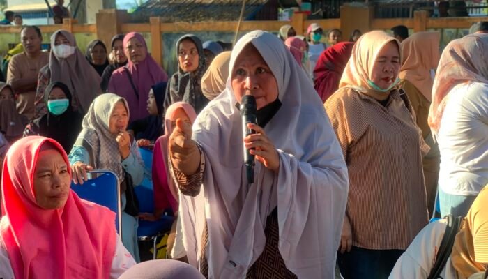Diserahkan Simbolis oleh Gusnar Ismail, Ratusan Penerima Bantuan UMKM Kecewa