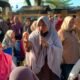 Seorang penerima bantuan UMKM menyampaikan protes kepada panitia setelah bantuan yang dijadwalkan disalurkan belum dapat diterima, Kamis (6/8/2026)/Hibata.id