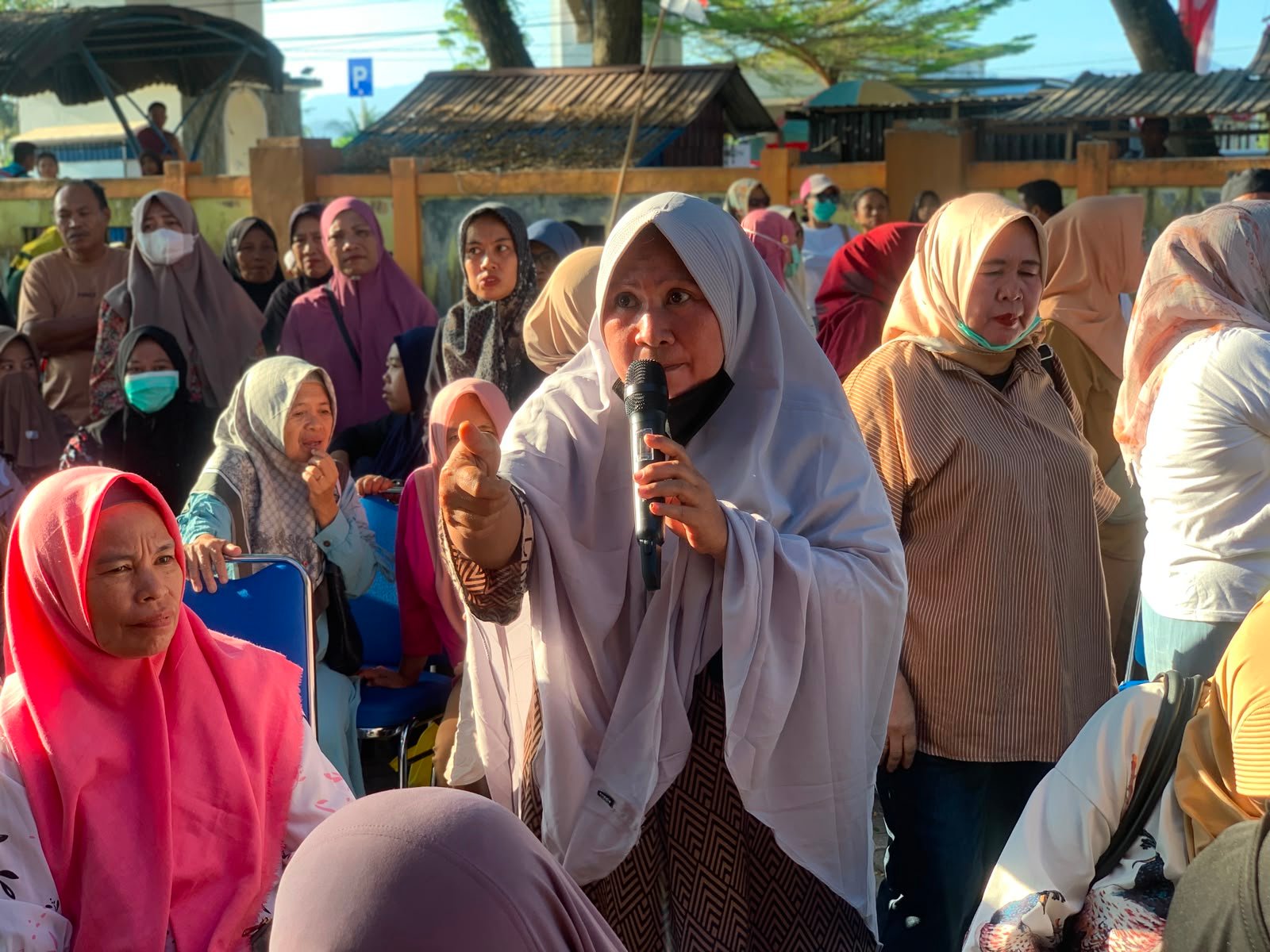 Seorang penerima bantuan UMKM menyampaikan protes kepada panitia setelah bantuan yang dijadwalkan disalurkan belum dapat diterima, Kamis (6/8/2026)/Hibata.id