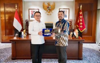 Bupati Buton Tengah, Dr. Azhari, saat bertemu Kepala Kantor Sekretariat Kepresidenan, Prof. Dr. Jenderal (Purn.) Dudung Abdurachman, di Jakarta, Kamis (6/8/2026)/Hibata.id