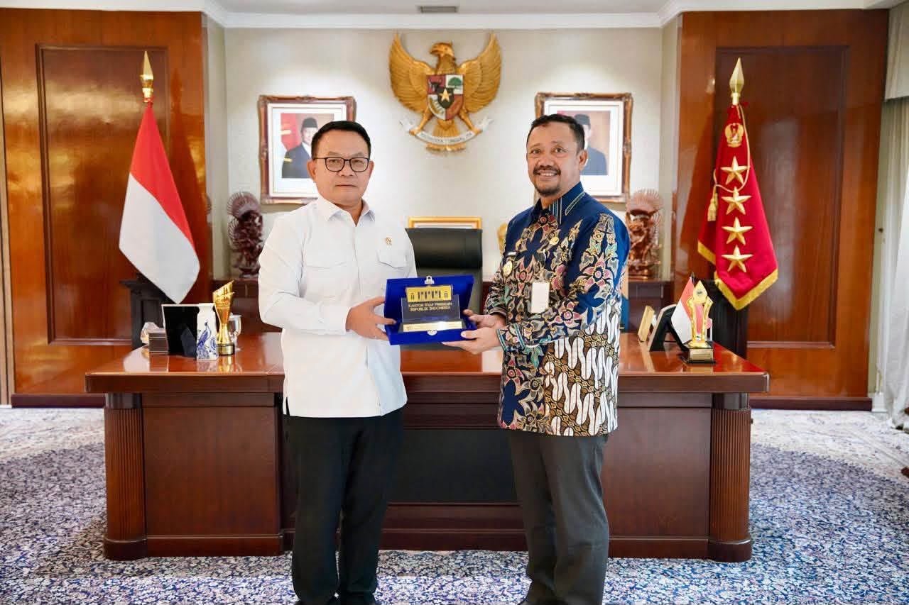 Bupati Buton Tengah, Dr. Azhari, saat bertemu Kepala Kantor Sekretariat Kepresidenan, Prof. Dr. Jenderal (Purn.) Dudung Abdurachman, di Jakarta, Kamis (6/8/2026)/Hibata.id