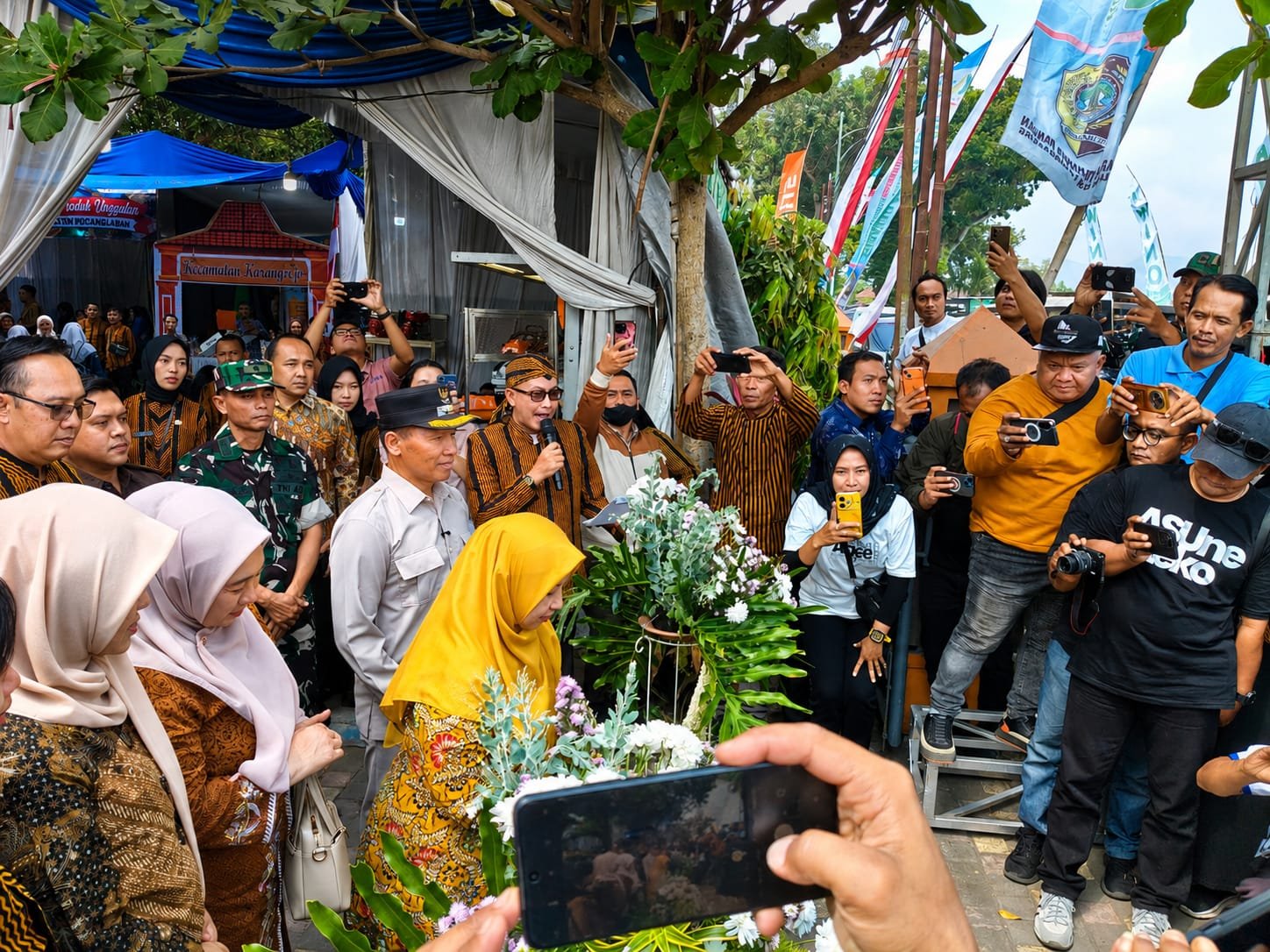 Warga mengantre untuk membeli kebutuhan pokok pada Gerakan Pangan Murah dan Produk Unggulan 2026 di halaman Kantor Dinas Ketahanan Pangan Kabupaten Tulungagung, Kamis (6/8/2026). Program tersebut digelar untuk menjaga stabilitas pasokan dan harga pangan sekaligus mendukung pengendalian inflasi daerah/Hibata.id