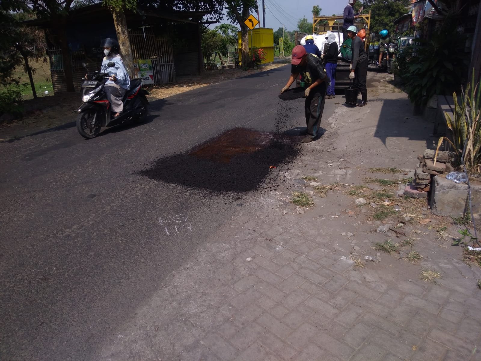 Jalan Kedungsoko-Gesikan Akhirnya "Naik Pangkat", Lubang Mulai Ditutup PUPR Tulungagung/Hibata.id