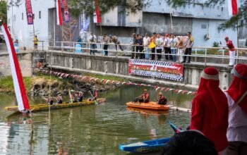 Warga Botoran, Tulungagung, menyemarakkan HUT ke-81 RI dengan lomba dayung antar-RT yang menguatkan kekompakan dan semangat gotong royong/Hibata.id