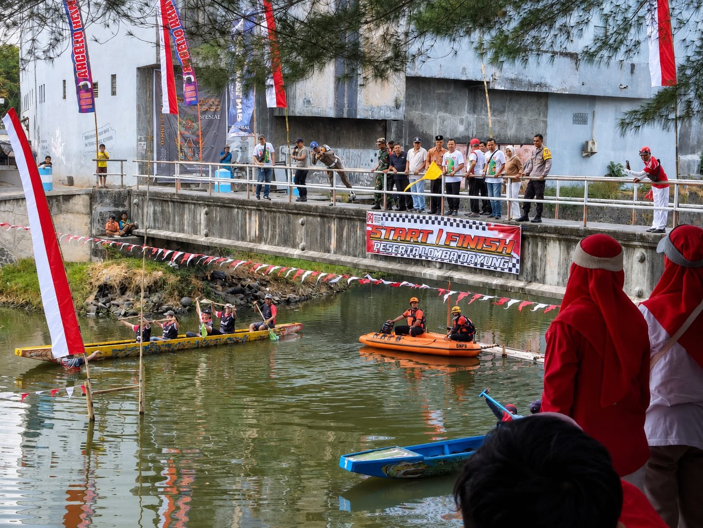 Warga Botoran, Tulungagung, menyemarakkan HUT ke-81 RI dengan lomba dayung antar-RT yang menguatkan kekompakan dan semangat gotong royong/Hibata.id
